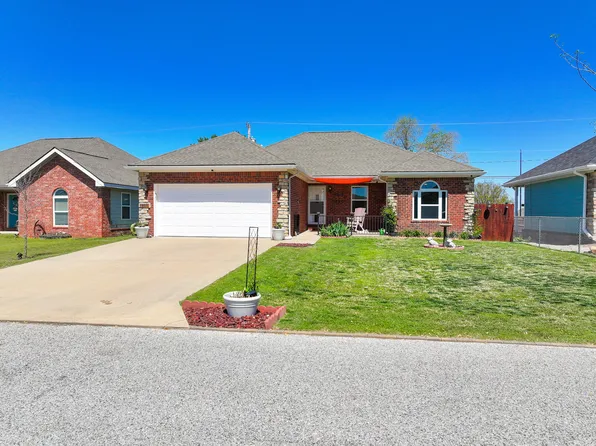 1409 W 9th St, Grove, OK 74344