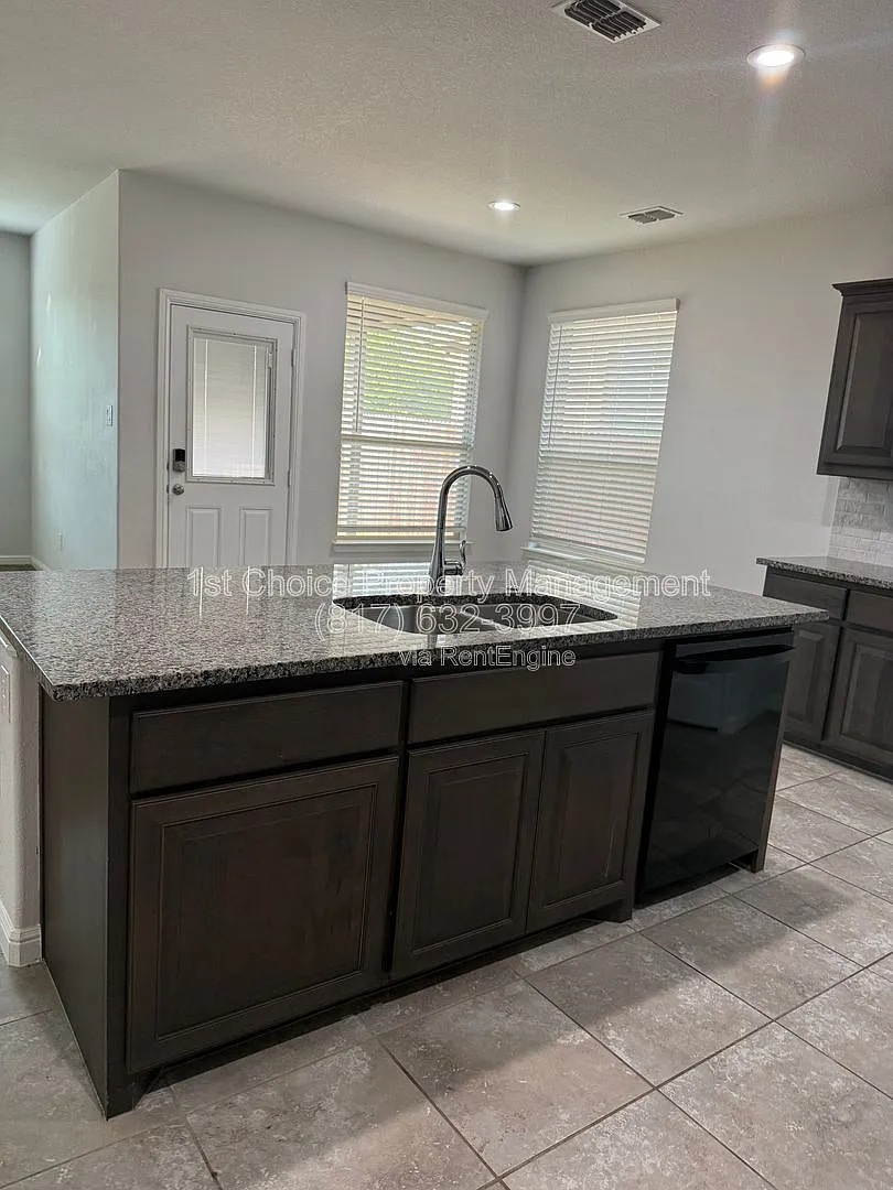 4 bed, 2.0 bath, 1670 sqft, $2,195 — Photo 4