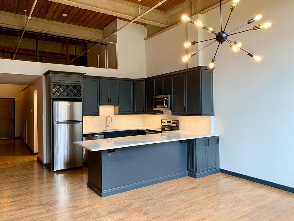 Brand new, completely renovated luxury chef''s kitchen