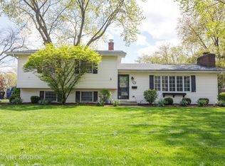 560 Spruce Dr, Naperville, IL