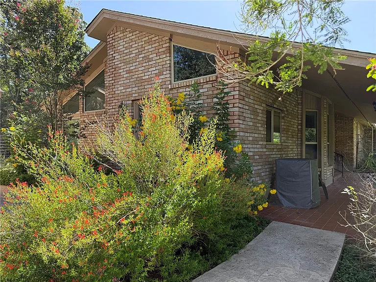 6015 Los Robles Dr #A — Photo 2