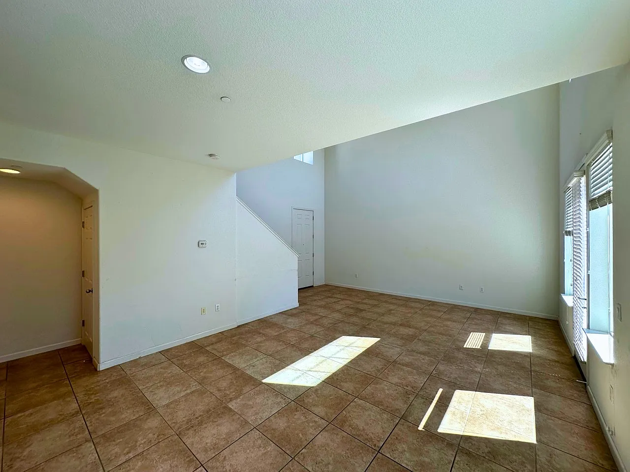 3 bed, 2.5 bath, 1560 sqft, $4,200 — Photo 4