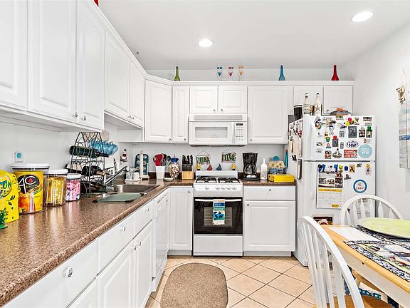4th image of 210 E Monterey Ave APT 2