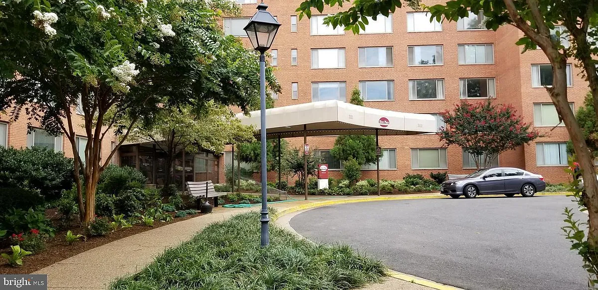 Building Photo - 1111 Arlington Blvd #815