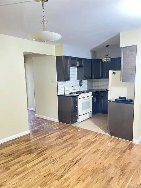 3 bed, 1.0 bath, 1000 sqft, $3,200 — Photo 4