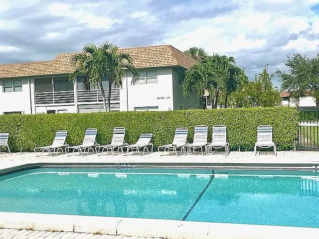 Building Photo - 9911 Sandalfoot Blvd #111