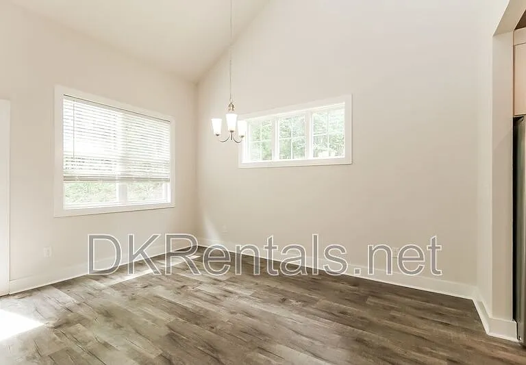 140 Stewart Glen Dr — Photo 4