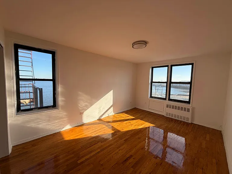 3255 Randall Ave #2J — Photo 8