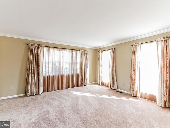 5th image of 300 W Bradford Ct