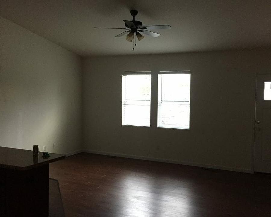 Living area with 12' vaulted veiling