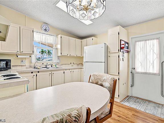 4th image of 9270 Desoto Dr