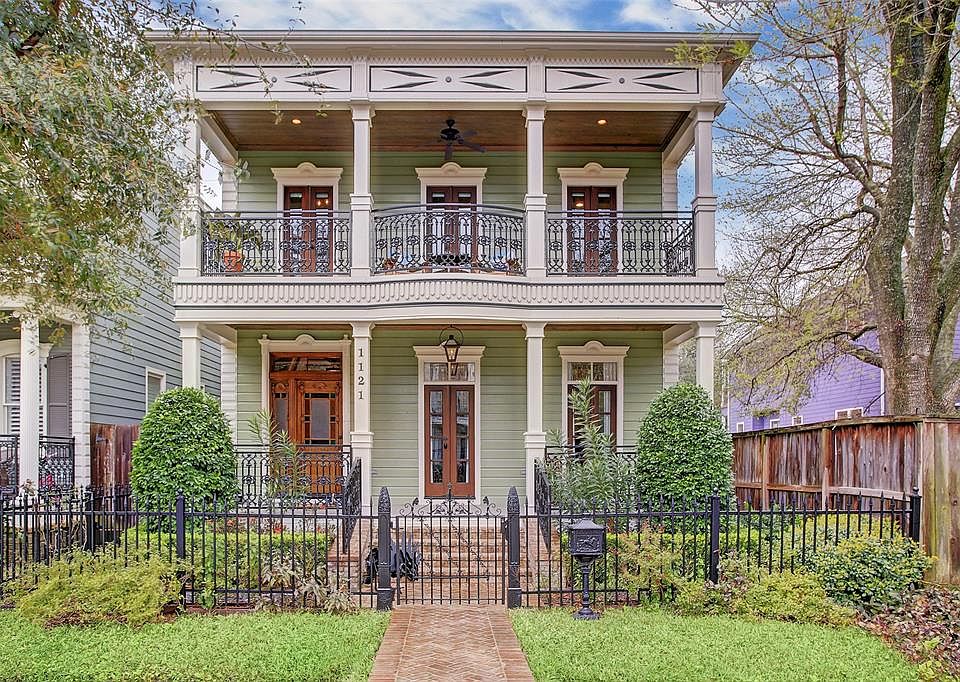 Welcome to 1121 Nicholson Street! Exceptional design meets attention to detail in this beautiful home located in the heart of the Houston Heights. The central locale provides easy access to freeways & convenient walkability to neighborhood attraction