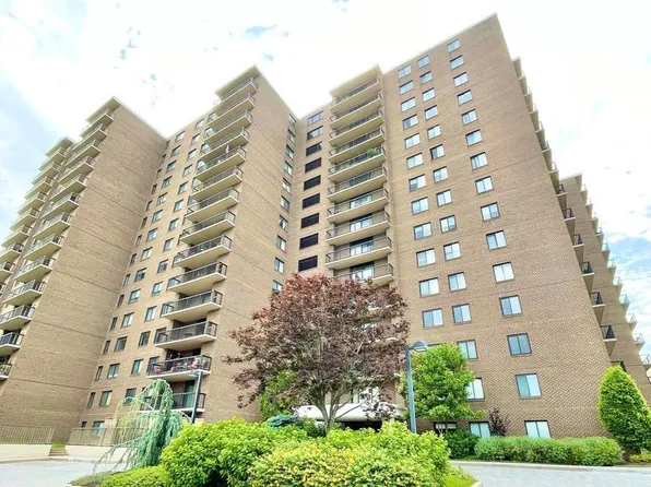 200 N Pickett St APT 814, Alexandria, VA 22304