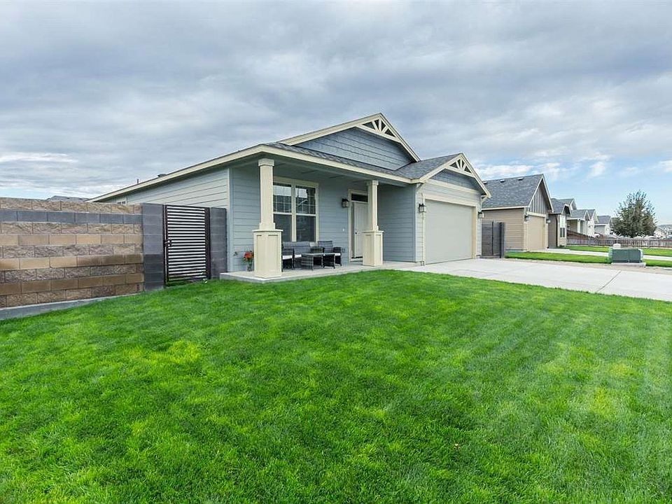 1st image of 4118 Des Moines Ln