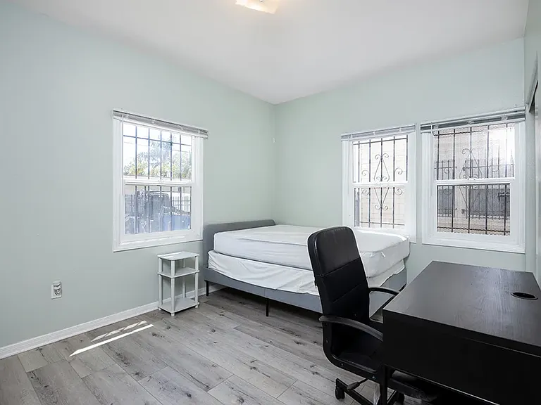 1220 W 27th St — Photo 3