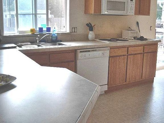 3rd image of 1520 Lake St
