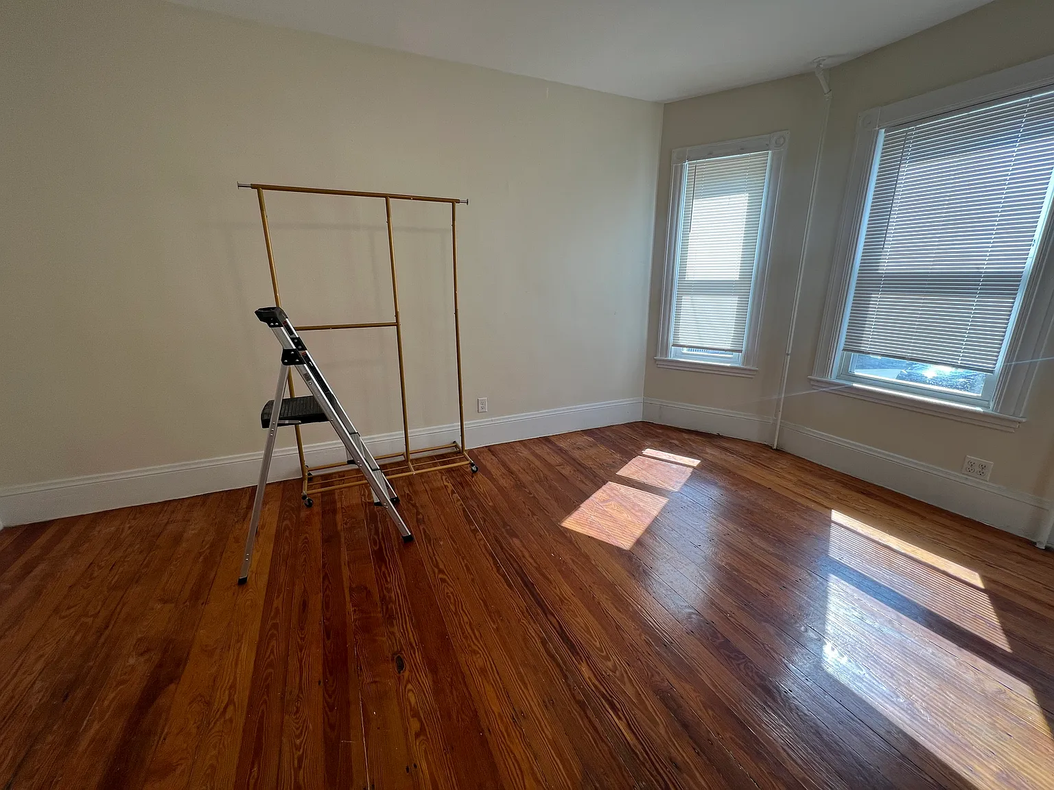 3 bed, 1100 sqft, $3,000 — Photo 4