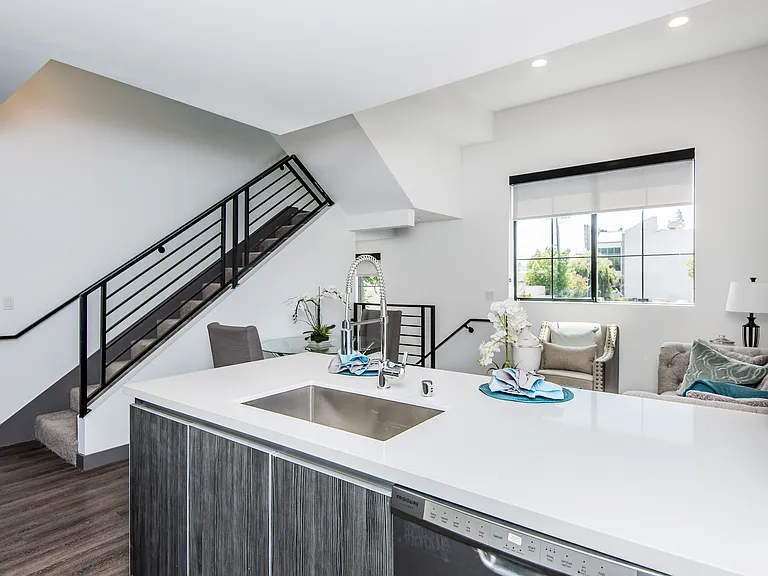 10746 Riverside Dr #7 — Photo 4