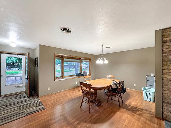 5th image of 3033 Redwood Ave