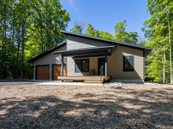 2418 Hawks Eye Dr, Bellaire, MI 49615