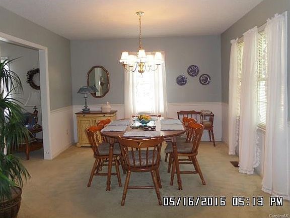 5th image of 1041 Robin Ln