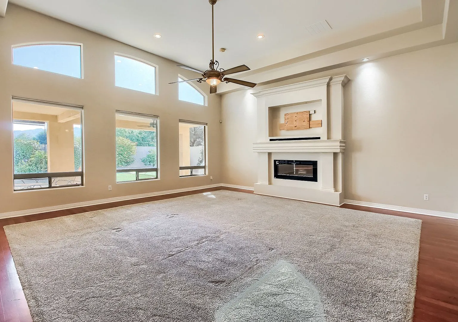 4 bedroom, 2.5 bath house with pool and putting green — Photo 1