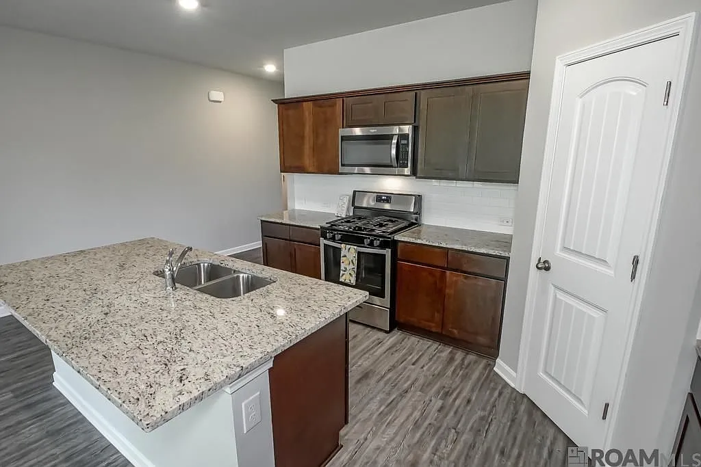 4 bed, 2.0 bath, 1829 sqft, $2,500 — Photo 4