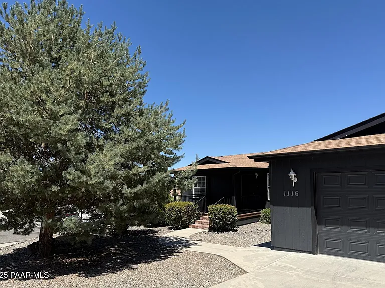1116 Samantha St — Photo 2