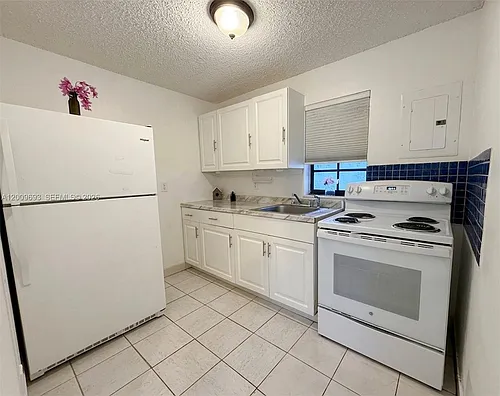 718 SW 11th Ave Photo 1