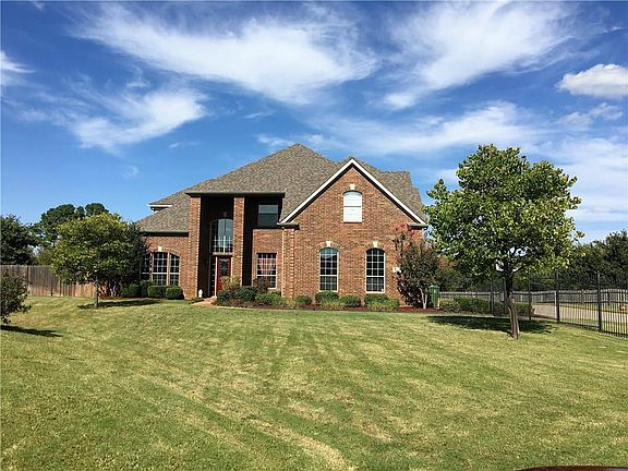 3rd image of 2105 Woodbine Cir