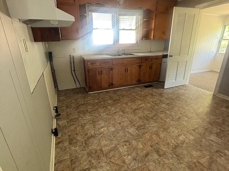 1558 Claiborne St — Photo 9