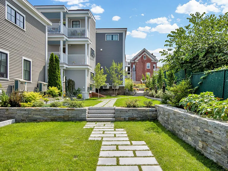 52 Wilmot St #1R — Photo 12