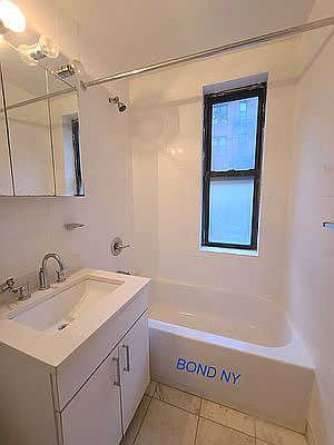 5th image of 162 E 55th St APT 3C