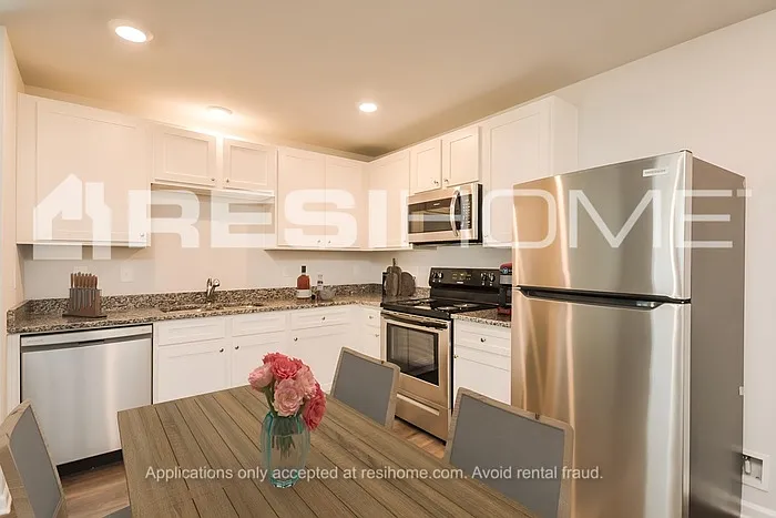 4 bed, 2.5 bath, 1804 sqft, $1,895 — Photo 2