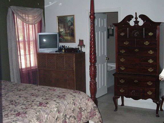 Master Bedroom w. treyed ceilings & private Master Bath
