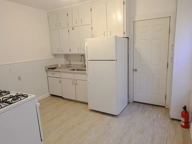17 Maple Ave — Photo 2