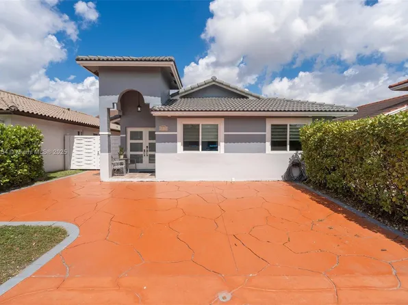 8885 NW 110th St, Hialeah Gardens, FL 33018