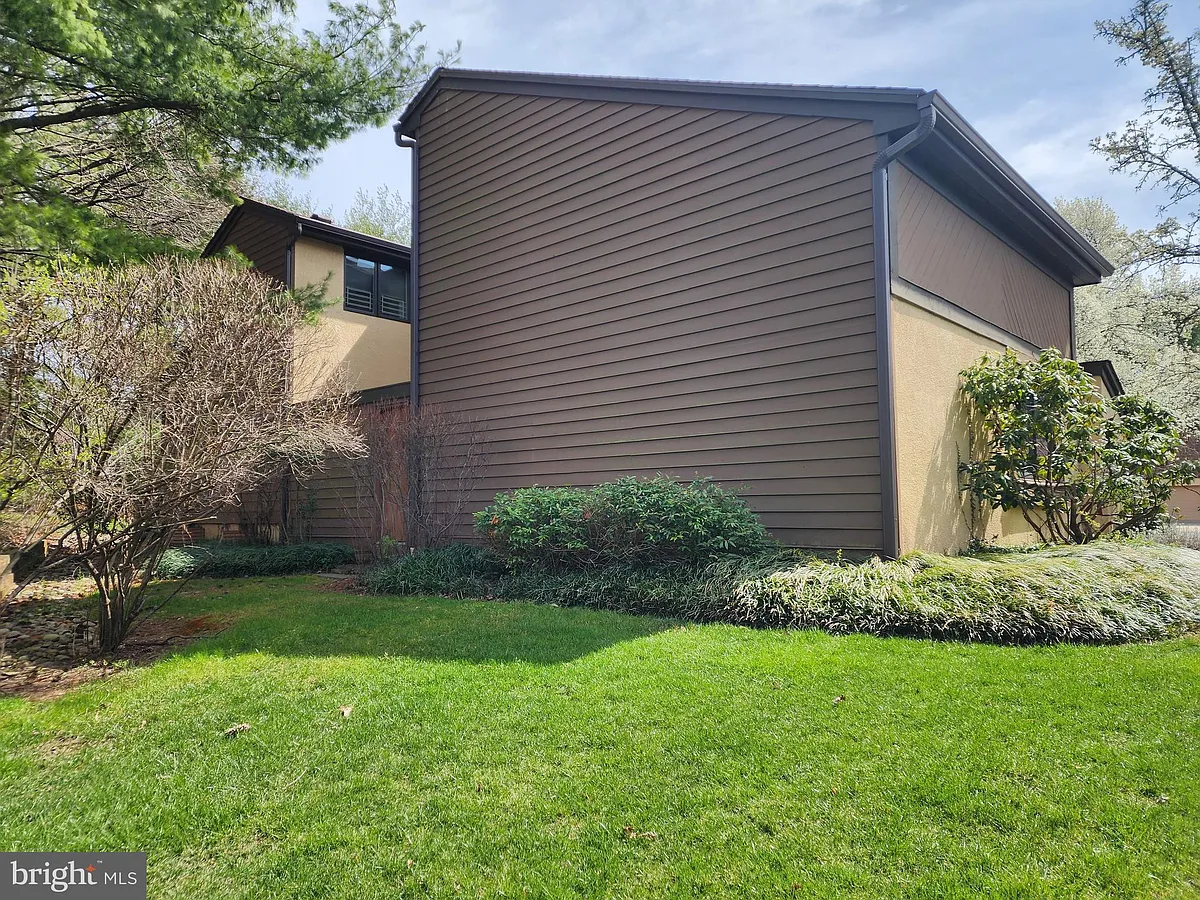 Building Photo - 254 Sayre Dr