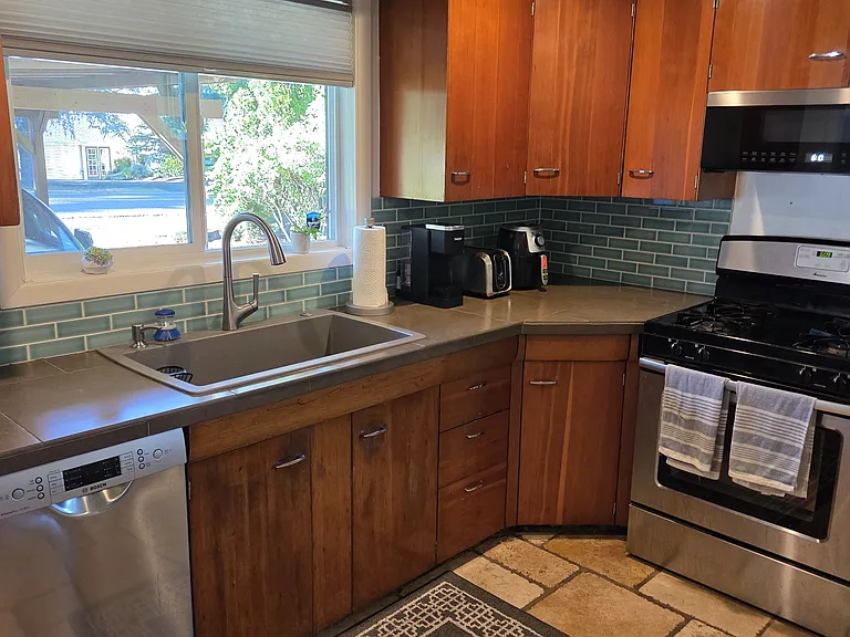 Kitchen coffe maker, toaster & air fryer