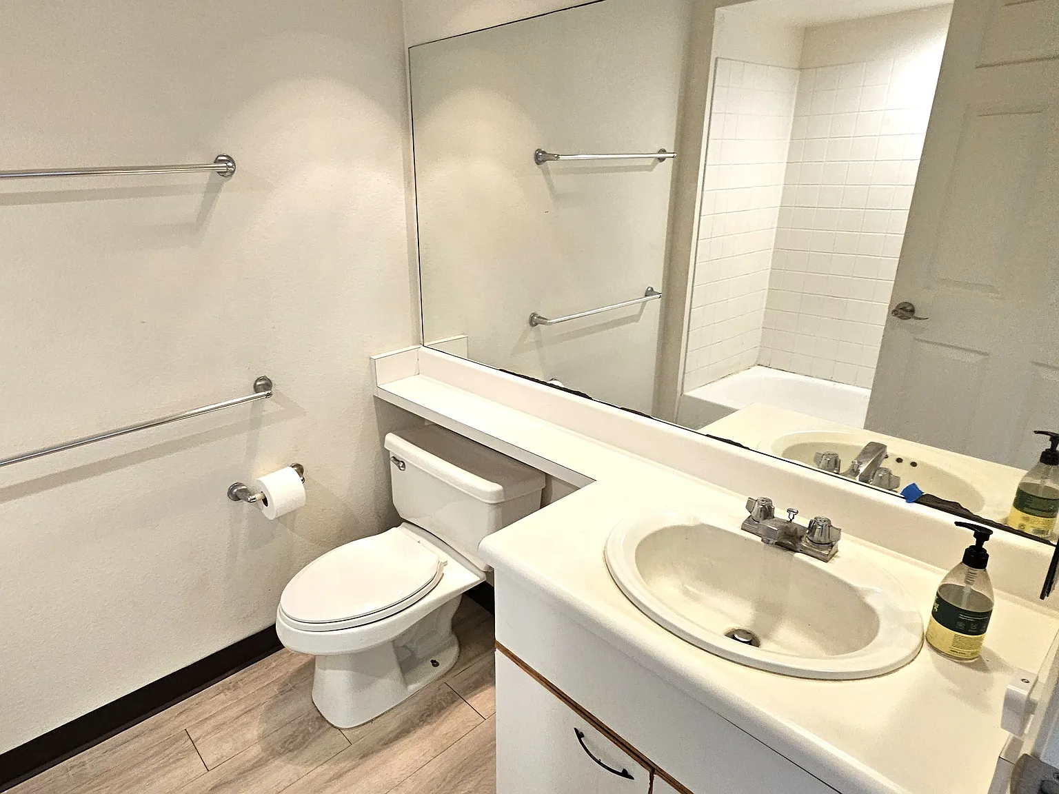 2 bed, 843 sqft, $2,600 — Photo 4