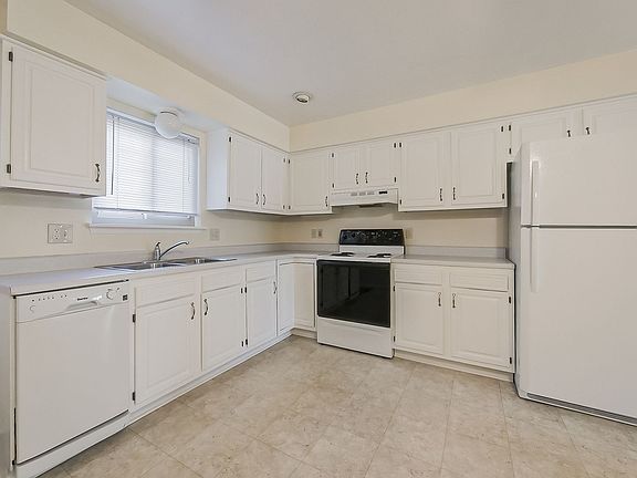 3rd image of 1763 N Crown Ave