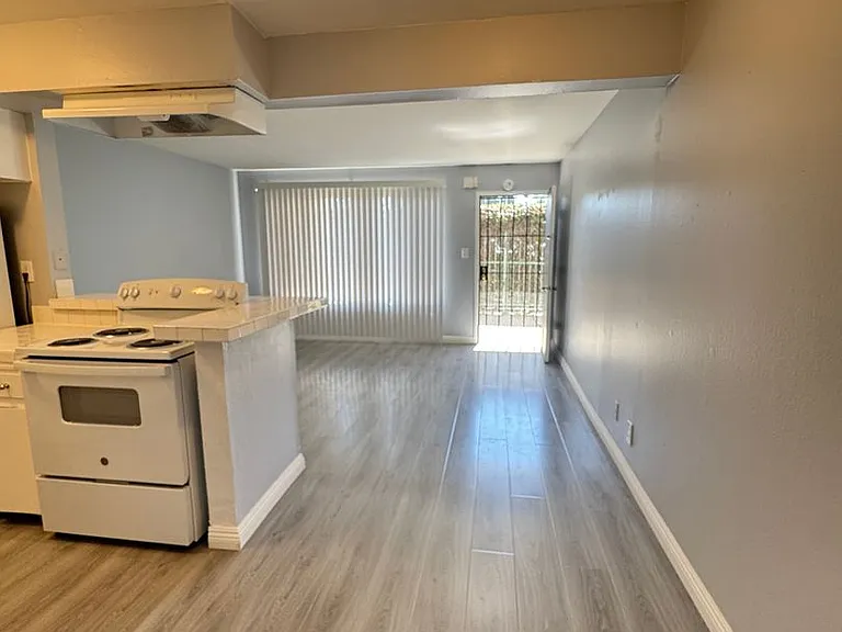 301 Magnolia Ave — Photo 14