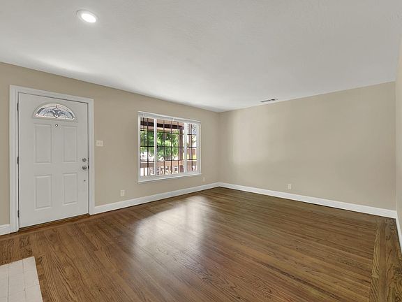 4th image of 403 Parkwood Drive