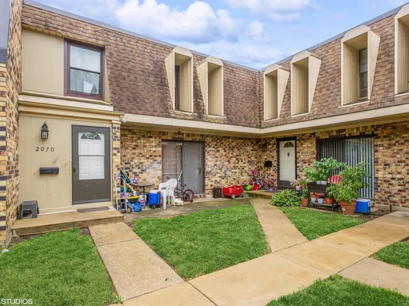 2070 Country Club Dr #2070, Woodridge, IL 60517