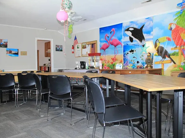 Colonial Village Apartments — Photo 7