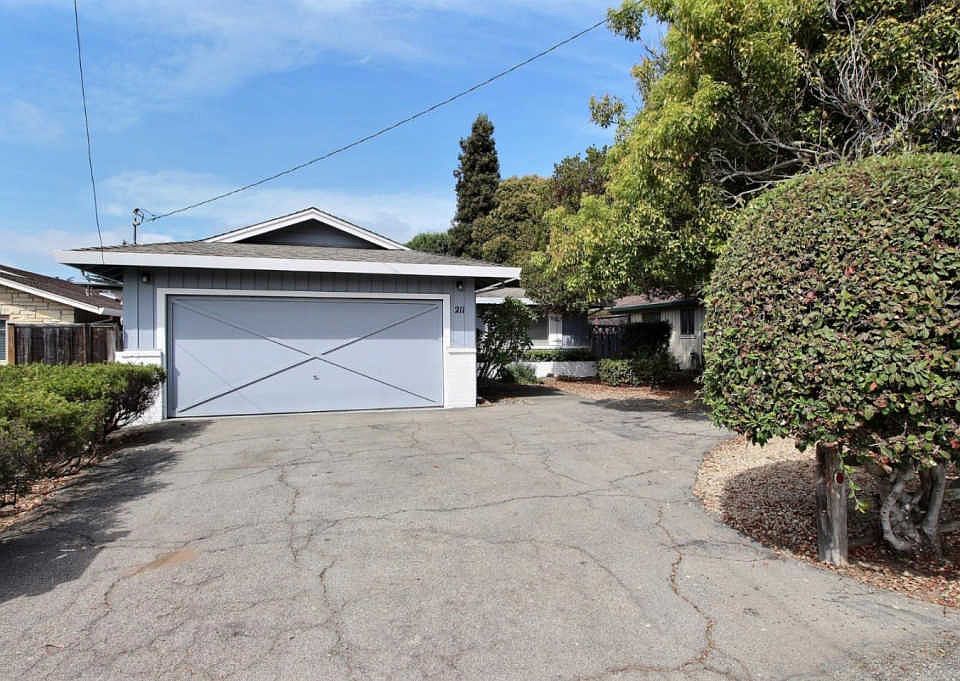 1st image of 211 Lamanda Dr