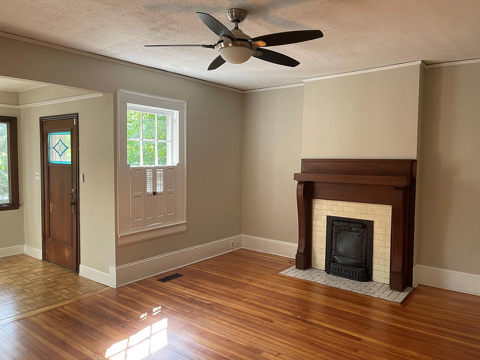 living room, fireplace is not functioning.