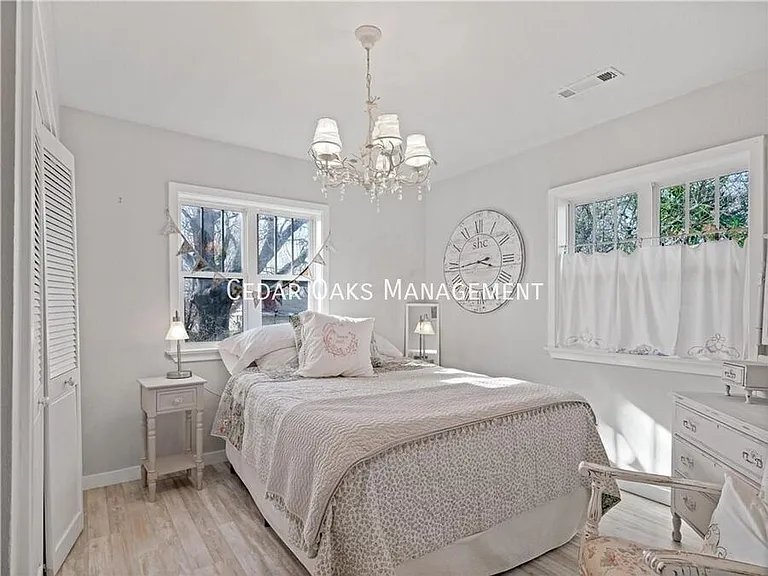 303 N Summit St — Photo 14