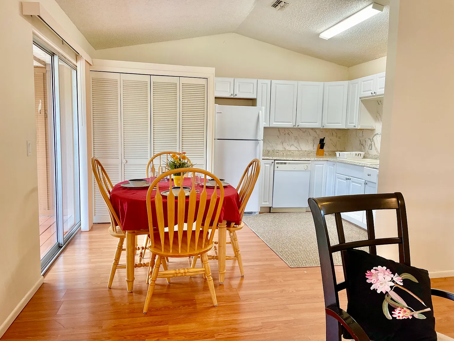 2 bed, 868 sqft, $1,200 — Photo 4
