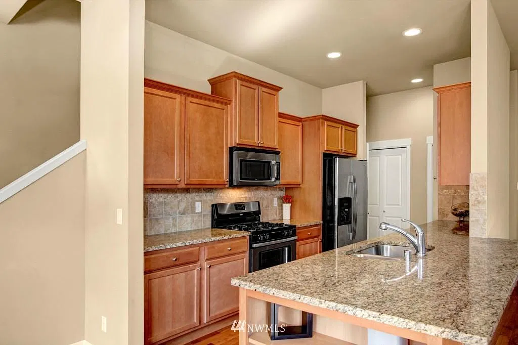 3 bed, 2.5 bath, 2319 sqft, $3,950 — Photo 4